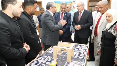 رئيس جامعة القناة يتفقد 780 مشروع تخرج بقسم الجغرافيا وبرنامج الـ GIS 