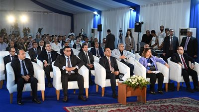 رئيس الوزراء يسلم عقود عدد من وحدات سكن لكل المصريين لمحدودى الدخل 