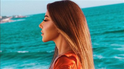 نجوى كرم تستمتع بالبحر في أحدث ظهور