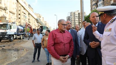 محافظ القاهرة يشرف على إصلاح كسر ماسورة مياه بمدينة نصر (صور)