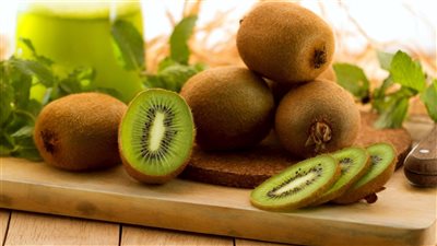 الكيوي، يحمي من هشاشة العظام ويعيد لبشرتك شبابها