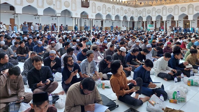 إفطار الطلاب الوافدين