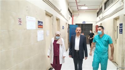 وكيل صحة سوهاج يتفقد مستشفى الصدر ليلا ويحيل مشرف الاستقبال للتحقيق