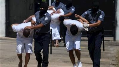 منظمة حقوقية تكشف تعرض 60 طفلا للتعذيب من السلطات في السلفادور