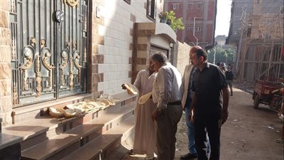 مصادرة بطاقات تموين بحوزة شخص خلال جولة لمحافظ الدقهلية على المخابز (صور)