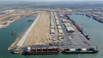 أعمال تنفيذ مشروع محطة حاويات تحيا مصر بميناء دمياط البحري (فيديو)