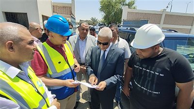 محافظ شمال سيناء يوجه بسرعة إصلاح الأعطال بمحطة الصرف الصحي بالعريش (صور)