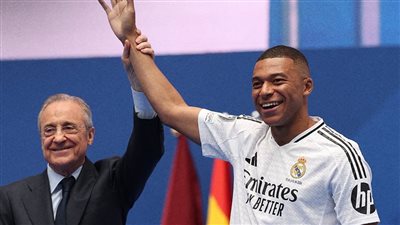 ريال مدريد يقدم مبابي في حفل أسطوري.. 58 ألف مشجع بملعب سانتياجو بيرنابيو لاستقباله.. النجم الفرنسي يوقع 5 مواسم مقابل 15 مليون يورو في الموسم.. ومليار يورو شرط جزائي