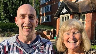 بريطانية تعثر على ابنها بعد 5 عقود