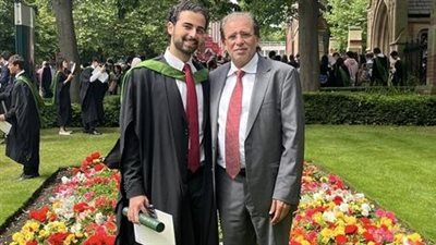 أول امبارح كان بيعيط علشان ميروحش المدرسة، خالد يوسف يحتفل بتخرج نجله من الجامعة بإنجلترا