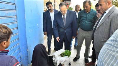 في لفتة إنسانية، محافظ أسيوط يشتري بضاعة بائعة متجولة ويمنحها مساعدة 