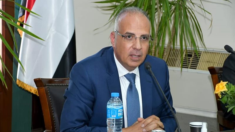 وزير الرى يتابع مع
