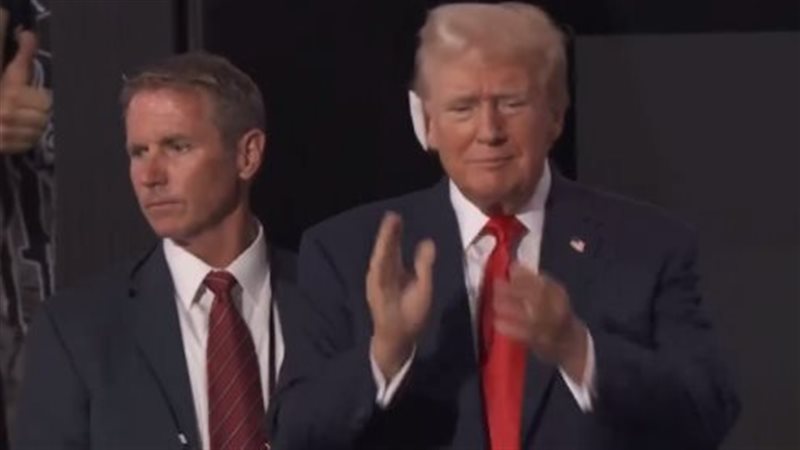 ترامب يبكي متأثرًا،