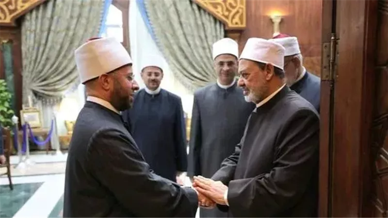 وزير الوقاف يزور