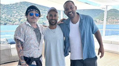 أحمد سعد يفاجئ جمهوره بظهوره مع ويل سميث وجوني ديب 