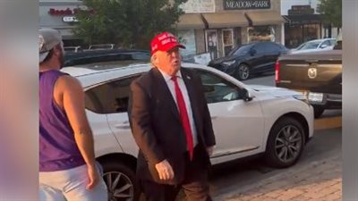 شبيه ترامب يتجول في شوارع نيويورك واضعا ضمادة على أذنه (فيديو)