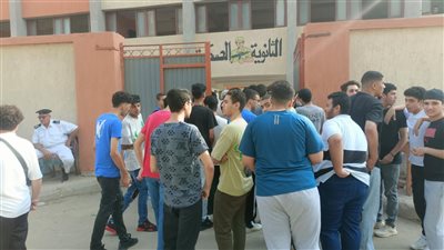 دخول طلاب الثانوية العامة للجان بعد انتهاء اجراءات التفتيش بالقليوبية (صور)
