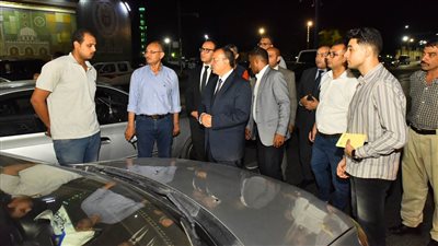 محافظ أسيوط يضبط قائد سيارة يؤدي حركات استعراضية ويعرض حياة المواطنين للخطر (فيديو)