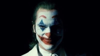 خواكين فينيكس يغني Smile لـ تشارلي شابلن في فيلم JOKER2