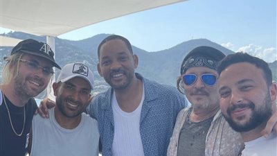 المواقع العالمية تبرز إجازة جوني ديب وويل سميث مع أحمد سعد في إيطاليا (صور)