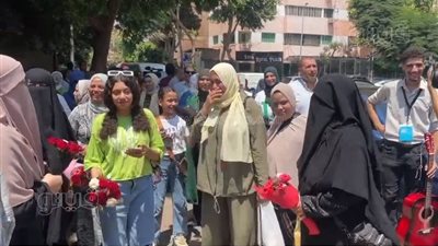 استقبال طلاب الثانوية العامة بالورود والزغاريد في آخر أيام امتحانات علمي علوم وأدبي (فيديو)