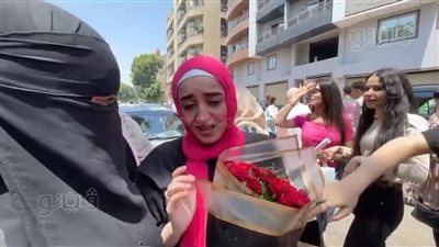 طالبة ثانوية عامة تبكي فرحًا بانتهاء الامتحانات في الجيزة (فيديو)