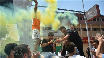 طلاب علمي علوم وأدبي يودعون الامتحانات بالرقص والأغاني والشماريخ (فيديو وصور)