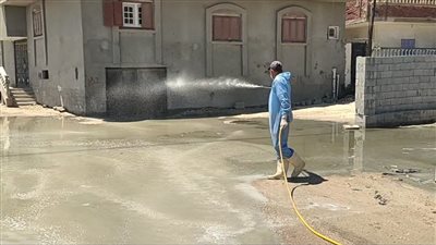 الطب الوقائي: تطهير ورش المناطق المتضررة من تعطل محطة الصرف الصحي بالعريش