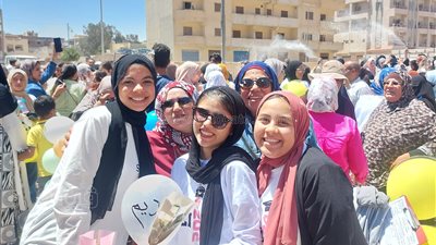 أولياء أمور طلاب الثانوية العامة بمطروح يستقبلون أبناءهم بالبالونات والزغاريد بعد الامتحانات (فيديو وصور) 