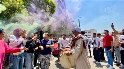 طلاب الثانوية بمصر الجديدة يحتفلون بانتهاء الامتحانات بفرقة زمر وطبل (فيديو وصور) 