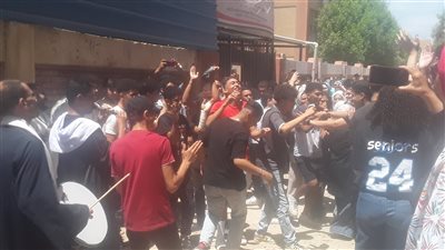 بالمزمار والطبل البلدي، طلاب الثانوية العامة بالإسكندرية يحتفلون بنهاية الامتحانات (بث مباشر)