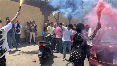 طلاب علمي علوم وأدبي يحتفلون بانتهاء الامتحانات بالرقص والشماريخ (فيديو وصور)