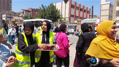 توزيع شربات أمام لجان الثانوية العامة بالمنصورة في آخر أيام امتحانات أدبي وعلمي علوم (صور) 