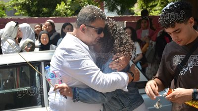  أب يحتفل بانتهاء ابنته من امتحانات الثانوية العامة بالدقي بالبالونات والثلج (صور)