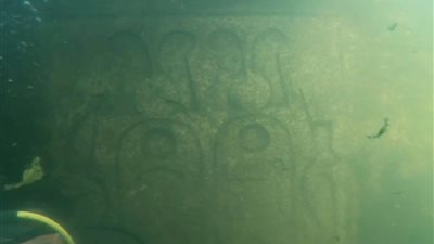 اكتشاف نقوش لبعض ملوك الدولة الحديثة تحت مياه النيل بأسوان (صور)