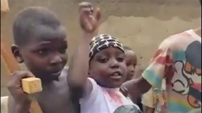 أطفال إفريقيا يسخرون من ترامب بمشهد تمثيلي لمحاولة اغتياله الفاشلة (فيديو)