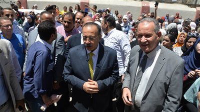 محافظ أسيوط يشارك طلاب الثانوية فرحتهم بانتهاء الامتحانات (فيديو) 