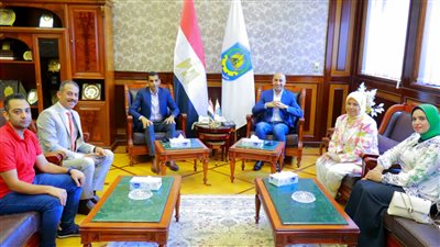 رئيس جامعة دمنهور يبحث مع وفد 