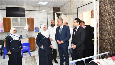 محافظ الفيوم يتفقد مستشفى سنورس المركزي ويدعو إحدى العاملات للقائه 