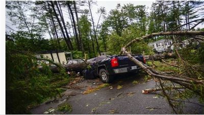 مصرع شخص وحرمان 100 ألف آخرين من الكهرباء بسبب عاصفة في نيويورك