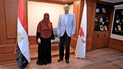 بعد اعتذار رئيس الوزراء، محافظ سوهاج يستقبل طبيبة مستشفى المراغة لإنهاء الأزمة