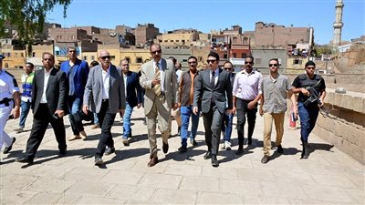 محافظ سوهاج يتفقد المنطقة الأثرية بأخميم بعد نقل سوق الأربعاء