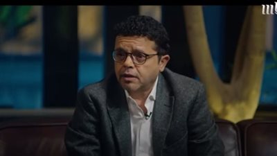 محمد هنيدي يحكي قصة كوميدية عن أول أجر له في عمله بالحدادة (فيديو)