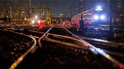 العربية اتفرمت، اصطدام قطارين بسيارة ملاكي بالأقصر ونجاة قائدها بأعجوبة