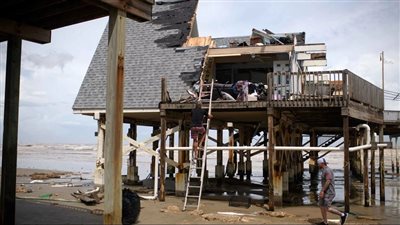 عاصفة قوية تطيح بقاذفة قنابل وتقتلع سقف كنيسة من القرن التاسع عشر في نيويورك (فيديو)