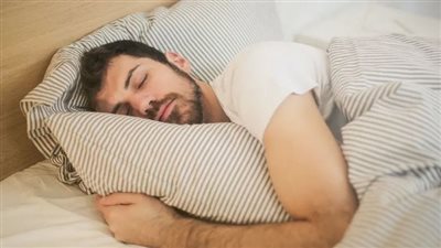 استشاري تغذية علاجية يكشف مفاجأة بشأن أهمية النوم ليلًا 
