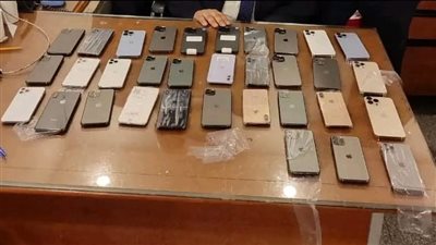 ضبط موظف بشركة طيران حاول تهريب 33 هاتف آيفون حول جسده بمطار القاهرة