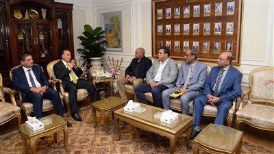 محافظ أسيوط يلتقي وفد قطاع مصانع الأسمدة ويوجه بزيادة خطوط الإنتاج (صور)