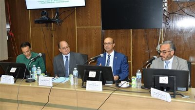 رئيس جامعة أسيوط يناقش رسالة دكتوراه عن 