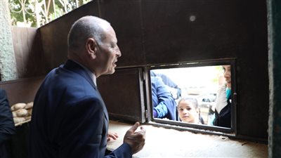 جولة مفاجئة لمحافظ القاهرة لتفقد مخابز حلوان